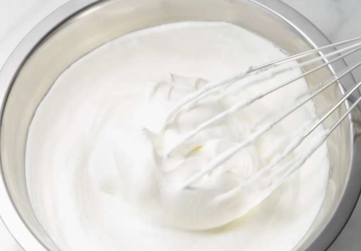 Stendiamo il panetto su un figlio di carta da forno con un matterello per ottenere un rettangolo. In una ciotola lavoriamo mascarpone, panna e zucchero a velo con un frullino per realizzare una crema omogenea. Spaliamo sul rotolo. Avvolgiamo il rotolo su se stesso e chiudiamo con la carta da forno in modo che resti in posizione;