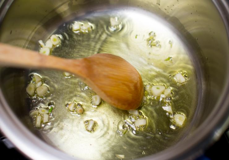 Lasciamo rosolare l’aglio e quando è dorato eliminiamolo e spolveriamo nella padella il pangrattato. Lasciamo imbrunire leggermente, quindi spegniamo la fiamma e uniamo gli aromi che preferiamo. Caliamo quindi gli spaghetti nell’acqua appena a bollore, dopo aver salato;