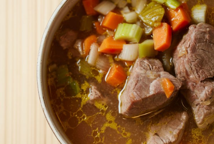Rimescoliamo di tanto in tanto e uniamo brodo caldo all’occorrenza. Se la carne inizia a risultare tenera, trascorse le tre ore, andiamo ad unire le patate sbucciate e tagliate a pezzi e i piselli sgocciolati. Aggiungiamo altro brodo se serve e cuociamo per altri 20/30 minuti, rimescolando spesso;