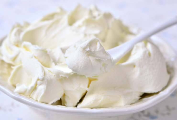 Riversiamo il mascarpone in una ciotola, uniamo il caffè solubile, lo zucchero (anche quello a velo se preferiamo) e i biscotti sbriciolati, poi iniziamo ad unire il caffè ormai freddo. Lavoriamo fino a ottenere un composto appiccicoso e omogeneo;