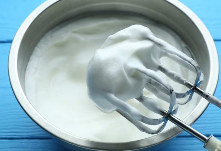 Mentre aspettiamo andiamo a dedicarci alla crema: mischiamo il mascarpone e la panna per dolci in una ciotola e lavoriamo con un frullino. Andiamo quindi a mettere in frigo coperta da una pellicola;