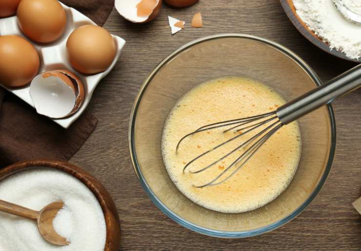 Procediamo accorpando l’olio e il latte a filo, inglobiamo col frullino e poi setacciamo le farine e il lievito. Mescoliamo ancora fino a quando otterremo una crema liscia e senza grumi;