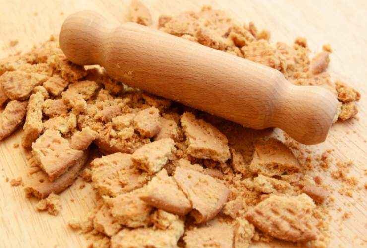 Andiamo ora a setacciare il cacao, lo zucchero a velo e, quando saranno ben amalgamati, uniamo i biscotti che avremo sbriciolato in un frullatore o con un matterello. Mescoliamo per distribuire nella crema;