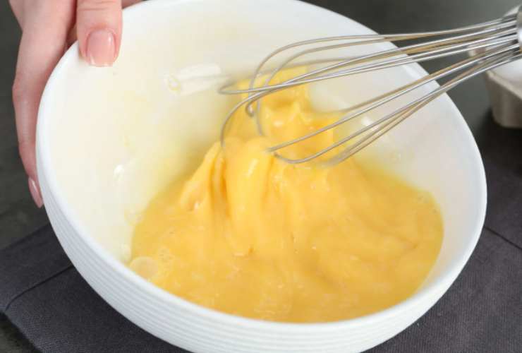 Lasciamo raffreddare mentre in un contenitore a parte rompiamo le uova e lavoriamo insieme allo zucchero di canna con un frullino, fino a rendere spumose. Uniamo il composto di uova al riso ormai freddo, dal basso verso l’alto per amalgamare;