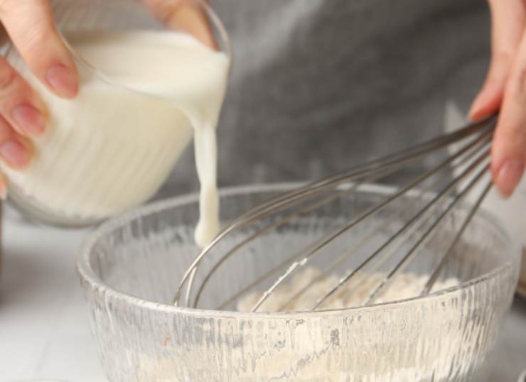 Accorpiamo alle polveri un uovo alla volta e inglobiamo con una frusta a mano. Proseguiamo aggiungendo il latte e l’olio a filo fino a ottenere un composto omogeneo e liscio. Ora uniamo i pezzetti di salame e di formaggio e mescoliamo ancora;