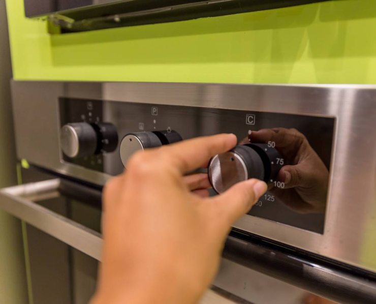 Ripiegate i bordi della sfoglia verso l’interno per creare un cornicione, spennellate il bordo con un po’ d’olio o uovo sbattuto (e semi di sesamo se vi piacciono). Cuocete a 200 gradi in forno statico preriscaldato per circa 30-35 minuti, finché la sfoglia sarà ben dorata. Lasciate intiepidire prima di servire e gustate subito!