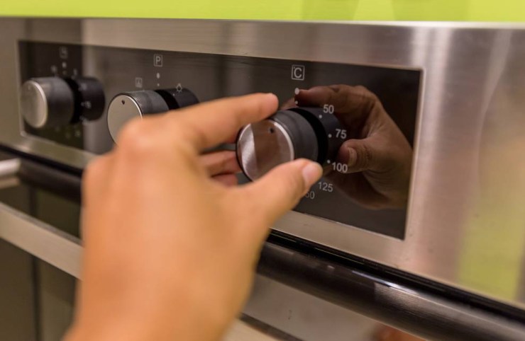 Mettete i cartocci su una teglia e cuocete a 200 gradi in modalità ventilata per 20 minuti esatti. Portate il cartoccio direttamente nel piatto: aprirlo in tavola sprigionerà un profumo incredibile che farà venire l’acquolina in bocca a tutti. Non resta che gustare la vostra orata al cartoccio succosa e tenerissima!