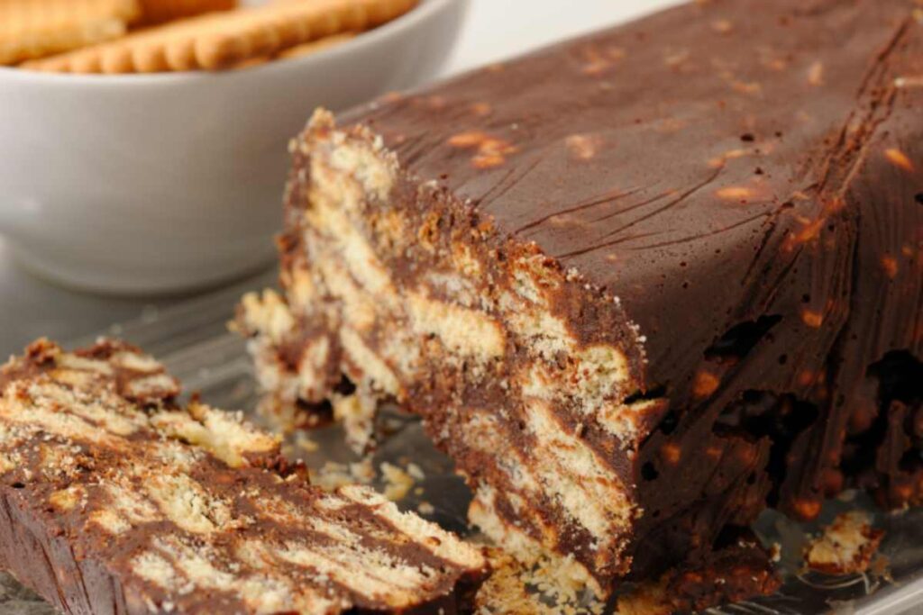 dolce con biscotti secchi e cioccolato