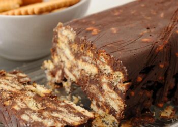 dolce con biscotti secchi e cioccolato