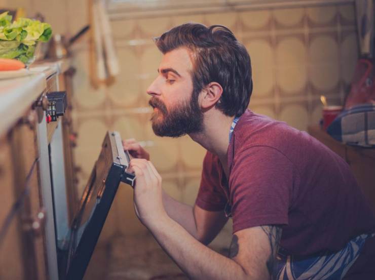 Cuocete in forno statico già caldo a 180 gradi per 20/25 minuti: la frittata dovrà gonfiarsi come un soufflé e risultare dorata in superficie. Al termine aprite leggermente lo sportello del forno, fate intiepidire e servitela, soffice e gustosa!