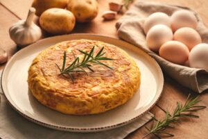 frittata di patate in un vassoio