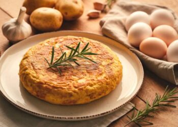 frittata di patate in un vassoio