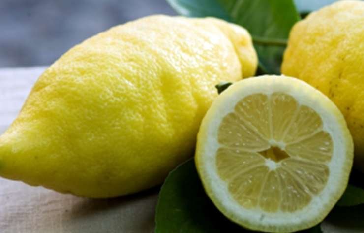 Lavate i limoni con cura sotto il getto di acqua tiepida usando una spazzolina per rimuovere ogni impurità, poi asciugateli perfettamente con un canovaccio pulito. Con un pelapatate o un coltellino affilato prelevate solo la parte gialla della buccia. Fate attenzione: la parte bianca (l’albedo) non deve assolutamente essere presente, altrimenti il liquore diventerà amaro.
