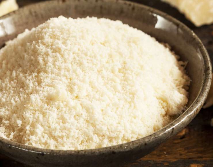 Due minuti prima della fine, versate la crema di fave nel riso. Spegnete il fuoco, aggiungete il pecorino grattugiato ed un filo d’olio a crudo e mescolate energicamente. Impiattate e completate con il guanciale croccante e una generosa spolverata di pepe nero, quindi gustatelo subito!