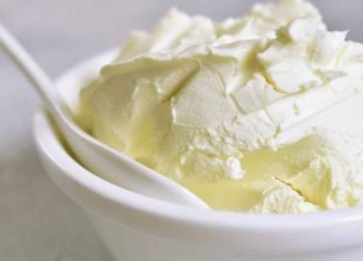 In un recipiente capiente, montate la panna ben fredda con lo zucchero a velo, quindi prendetene un altro e versate il mascarpone: lavoratelo con un cucchiaio per ammorbidirlo, poi incorporate la panna montata delicatamente con movimenti dal basso verso l’alto. Aggiungete il cioccolato a pezzetti, poi versate metà della crema all’interno del guscio di colomba.