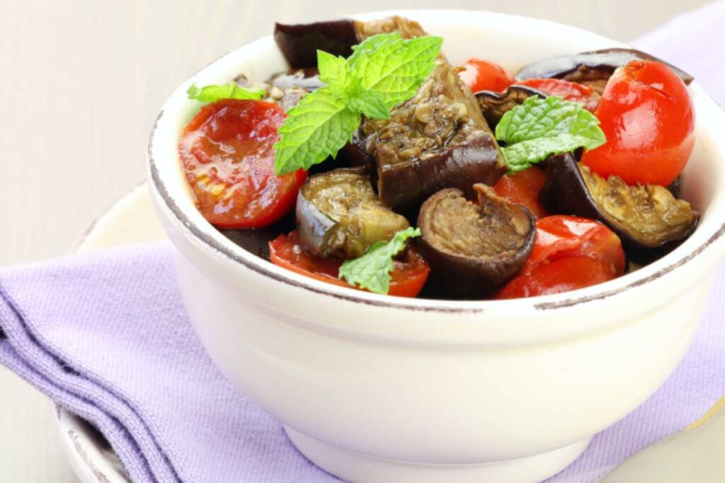 ciotola con melanzane e pomodori