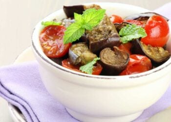 ciotola con melanzane e pomodori