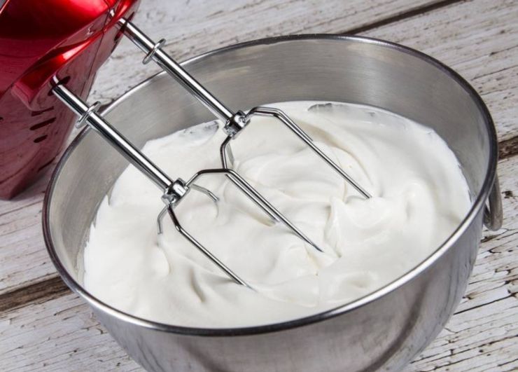 Versate ora la panna fresca freddissima a filo sul mascarpone ed iniziate a montare aumentando la velocità. Fermatevi quando il composto sarà ben fermo e sodo. Aggiungete il limoncello ghiacciato poco alla volta, incorporandolo con una spatola con movimenti dal basso verso l’alto: non usate più le fruste elettriche in questa fase per non smontare il composto.