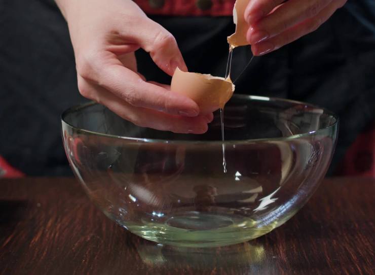 In una ciotola capiente versate gli albumi freddi di frigo e montateli a neve fermissima con le fruste elettriche: devono essere così sodi da non cadere capovolgendo la ciotola. In un’altra ciotola, mescolate lo yogurt greco con la farina d’avena setacciata, il dolcificante, la vaniglia e la scorza di limone: lavorate finché otterrete una crema densa e senza grumi.