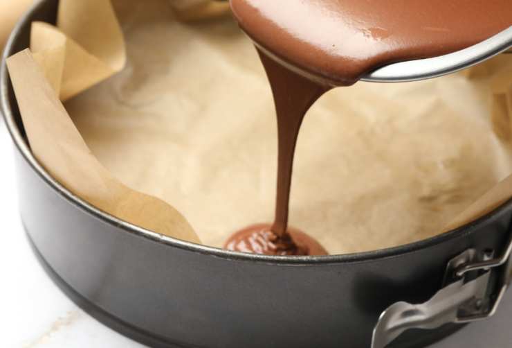 Passiamo adesso ad aggiungere le polveri: la farina e il lievito, poi il cacao amaro. Lavoriamo con un frullino per evitare grumi e poi riversiamo in uno stampo per torte foderato. Cuociamo a 180 gradi per 35/40 minuti. Una volta cotto il Pan di Spagna lasciamo raffreddare;