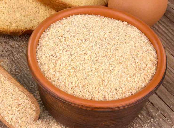 Prelevate un cucchiaio di impasto e formate le vostre polpette, poi passatele nel pangrattato per una crosticina extra croccante ed adagiatele su una teglia foderata di carta da forno. Irrorate con un filo d’olio extra vergine d’oliva e cuocete a 200 gradi in modalità ventilata per circa 18/20 minuti, girandole a metà cottura finché saranno dorate.&nbsp;