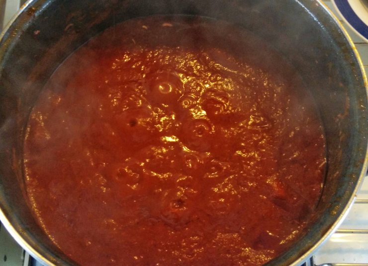 Non toccatele con il cucchiaio per i primi 5 minuti: coprite con il coperchio e lasciate che il calore le rassodi. Solo alla fine, muovete delicatamente la padella per far insaporire le polpette con il sugo e completate la cottura per altri 10 minuti. Servitele subito, fumanti e profumatissime!
