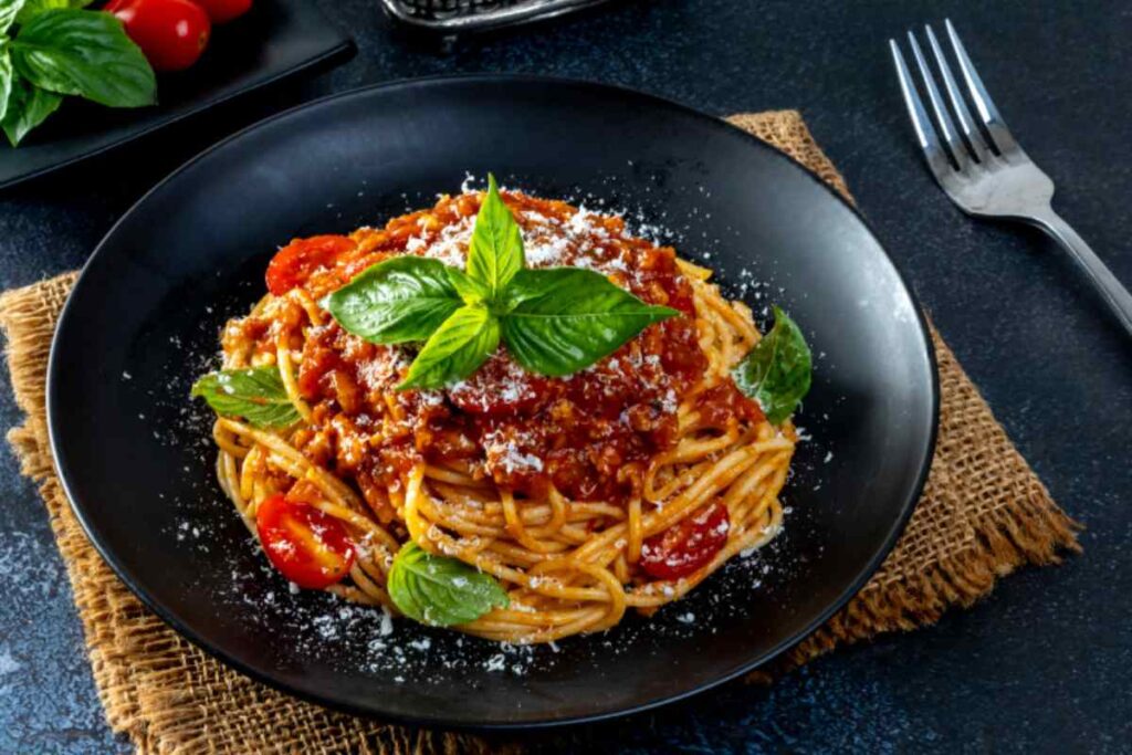 pasta con pomodoro e carne macinata