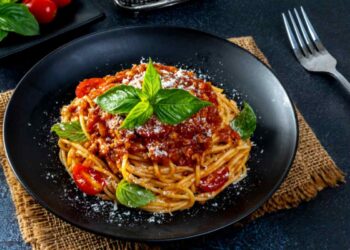 pasta con pomodoro e carne macinata