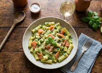 pasta con crema di zucchine e salmone