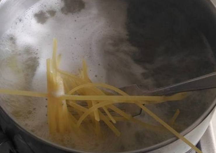 Cuocete gli spaghetti in acqua bollente poco salata e scolateli molto al dente, conservando almeno due mestoli di acqua di cottura. Trasferite la pasta nella padella con il sugo, aggiungete un mestolo d’acqua ed iniziate a saltare energicamente.&nbsp;