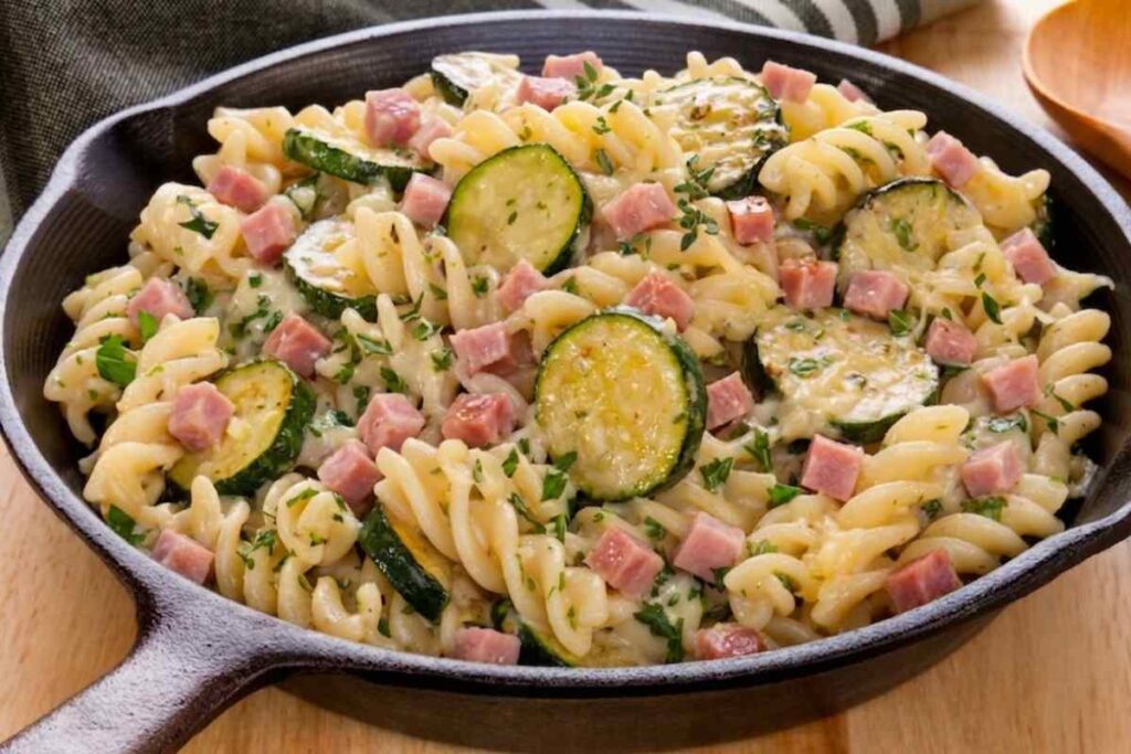 pasta in padella con zucchine e prosciutto