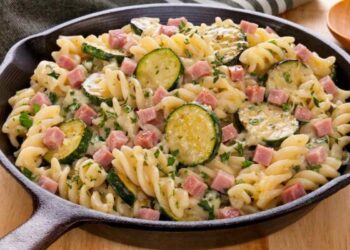 pasta in padella con zucchine e prosciutto