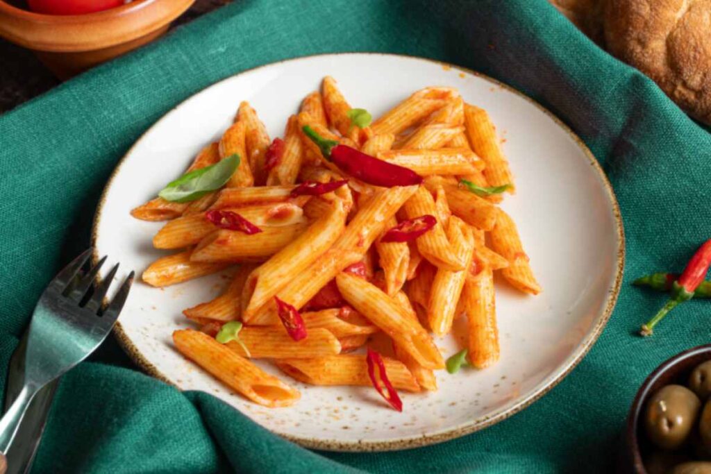 penne all'arrabbiata in piatto bianco