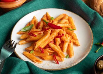 penne all'arrabbiata in piatto bianco