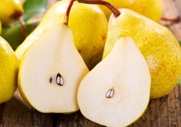 Sbucciate le pere e tagliatele a cubetti non troppo piccoli: mettetele in padella con lo zucchero di canna, la cannella ed il limone, quindi cuocete a fuoco vivace per 5/6 minuti finché il succo si sarà ristretto diventando un caramello dorato. Spegnete e lasciate intiepidire. Sciogliete il cioccolato fondente con il burro a bagnomaria o al microonde: mescolate bene finché avrete una crema lucida e lasciate intiepidire.