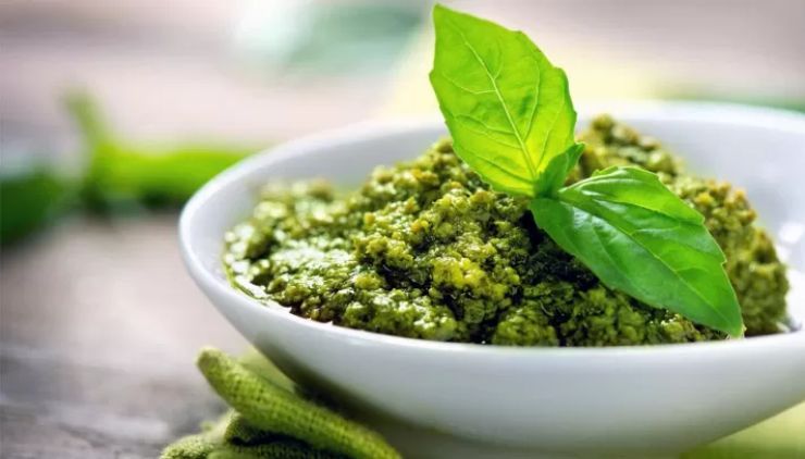 Tagliate dei piccoli pezzi di impasto e formate dei cilindretti, quindi ritagliate i vostri gnocchi a tocchetti di 1,5 centimetri. Se volete, incavateli leggermente con il pollice per catturare meglio il pesto oppure rigateli con i rebbi di una forchetta. Fatto ciò mettete nel mixer il basilico con i due cubetti di ghiaccio ed i pinoli: frullate a colpetti rapidi versando l’olio a filo. In questo modo il basilico resterà verde brillante grazie allo shock termico. Solo alla fine unite i formaggi grattugiati ed ultimate la preparazione.