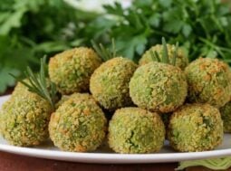 polpette di piselli in un piatto