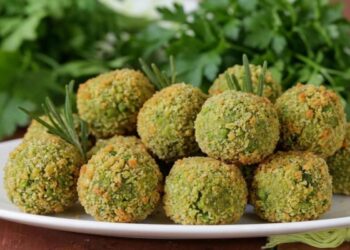 polpette di piselli in un piatto