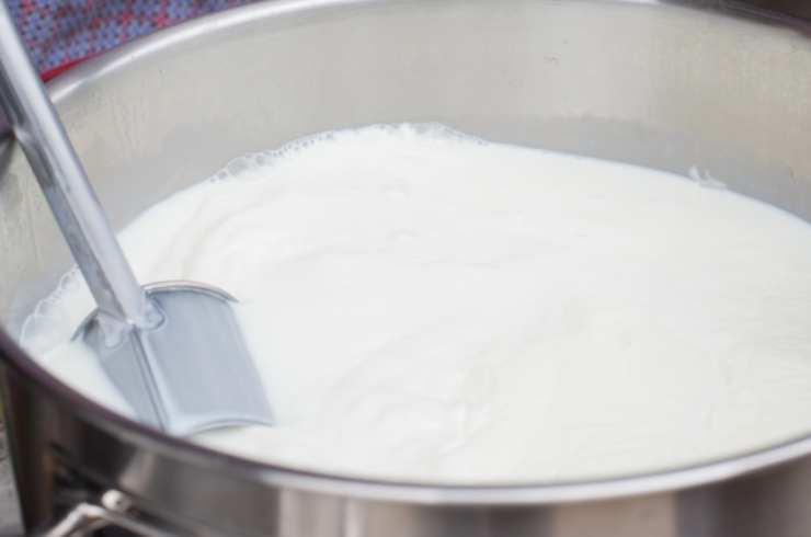 Iniziamo riversando, in due tegami diversi, il latte e l’olio di semi. Al latte uniamo anche la noce moscata. Portiamo entrambi i tegami sul fuoco a scaldare a fiamma dolce;