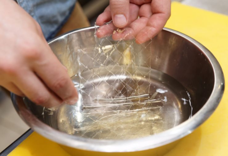 Mettiamo i fogli di gelatina in una ciotolina con acqua fredda e lasciamoli ammorbidire. Nel frattempo prendiamo un pentolino e versiamo all’interno il latte insieme alla panna per dolci. Incidiamo il baccello di vaniglia, preleviamo i semini interni e aggiungiamo sia i semi nel latte;