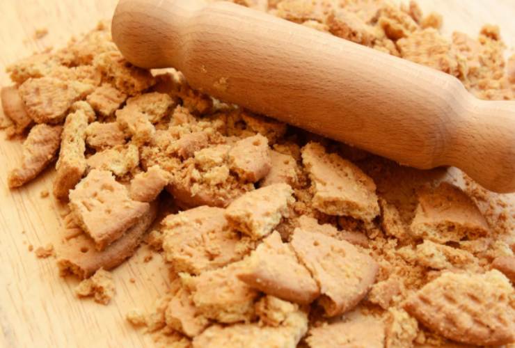 Per prima cosa frulliamo i biscotti secchi o riduciamoli in briciole con un matterello. Distribuiamoli sul fondo delle nostre coppette o dei nostri bicchieri;