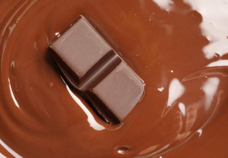 Tritiamo il cioccolato fondente e sciogliamolo a bagnomaria. Spegniamo la fiamma e uniamo il latte condensato, il pizzico di cannella e la vanillina, mescolando fino a ottenere una consistenza omogenea;