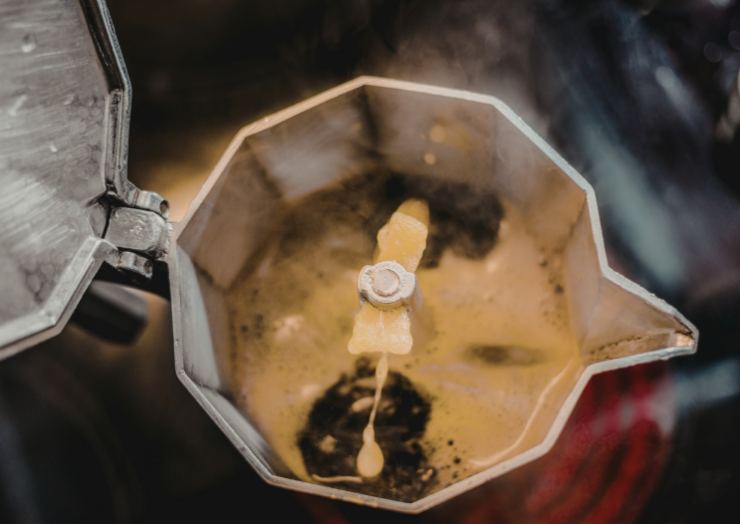 Iniziamo dal caffè: prepariamolo con la moka e una volta pronto uniamo lo zucchero a velo. Mescoliamo per sciogliere e lasciamo raffreddare a temperatura, poi mettiamo in frigo per una mezz’ora così che diventi bello freddo;