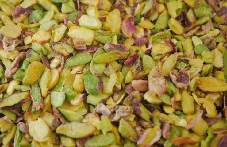 Dopo aver lessato i pistacchi (se non avete la granella) asciugateli in un canovaccio e eliminate la pellicina. Se, come me, avete la granella, riversate direttamente in un frullatore;