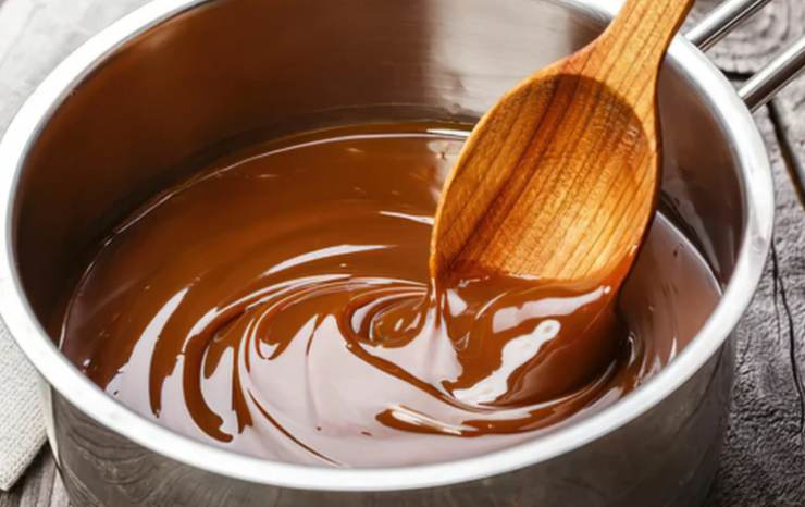 Iniziamo sminuzzando il cioccolato e sciogliamolo a bagnomaria. Mentre si raffredda riversiamo la farina e il lievito per dolci in una ciotola;