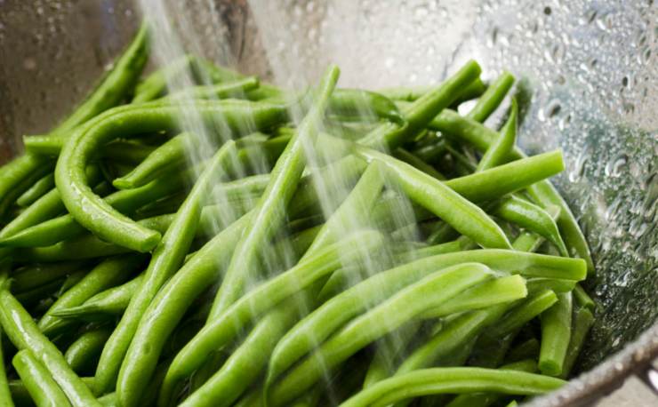 Iniziamo pulendo e lavando i fagiolini. Immergiamoli in un tegame con acqua salata e cuociamoli una decina di minuti per intenerirli senza sfaldarli;