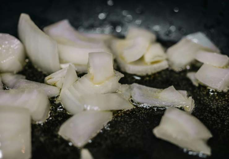 Cominciamo tritando la cipolla e facendola dorare in padella con un filo d’olio d’oliva. Uniamo le fave sgusciate e lasciamo insaporire per circa cinque o sei minuti, poi aggiustiamo il sale.