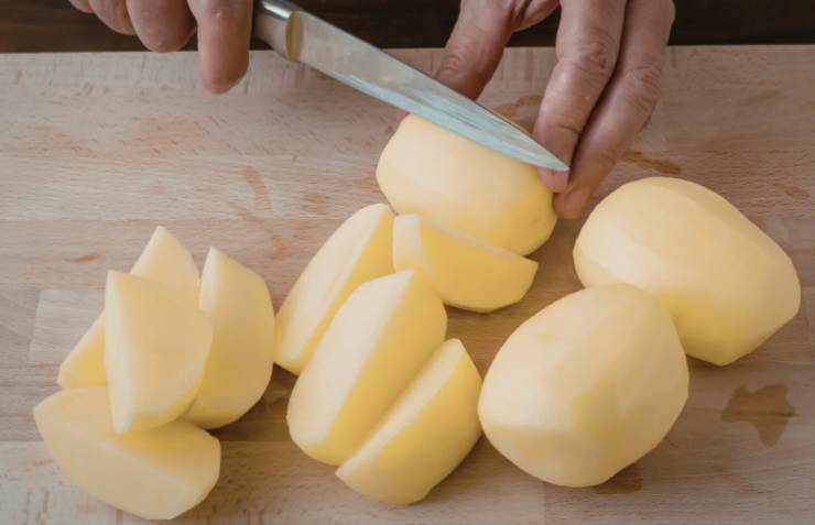 Per prima cosa laviamo le patate e andiamo a sbucciarle. Tagliamole quindi a pezzi molto piccoli e friggiamole in padella con un filo di olio di semi;