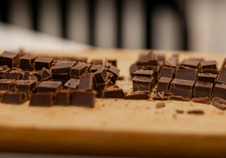 In un tegame scaldiamo il latte e, intanto tritiamo il cioccolato fondente. Uniamo al latte caldo e mescoliamo fino a sciogliere del tutto;