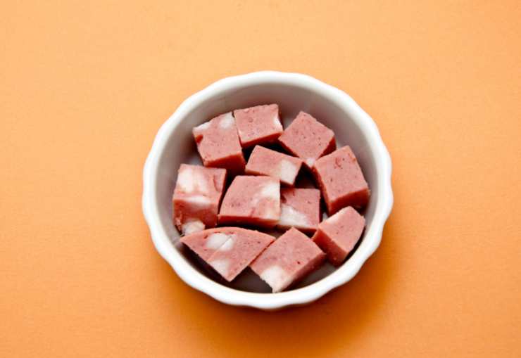 Tagliamo la mortadella a pezzi e riversiamola in un frullatore. Uniamo la ricotta sgocciolata e frulliamo fino a ottenere un composto omogeneo;